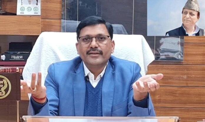 IAS आंजनेय कुमार सिंह अपने ऑफिस में