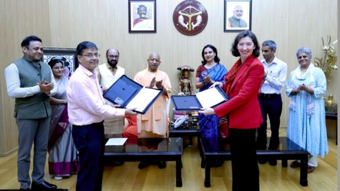 हस्ताक्षर किया हुआ समझौता पत्र दिखाते हुए