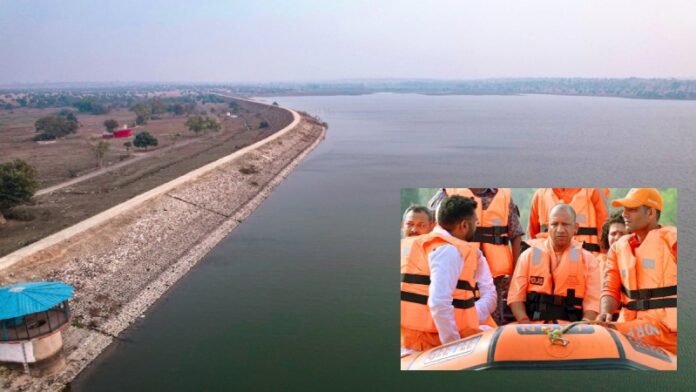 सीएम योगी नाव पर