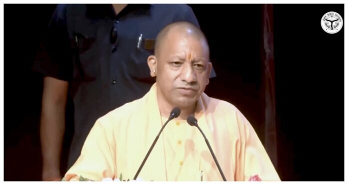 सीएम योगी लोगों को संबोधित करते हुए