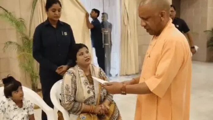 सीएम योगी लखनऊ में जानता से मिलते हुए